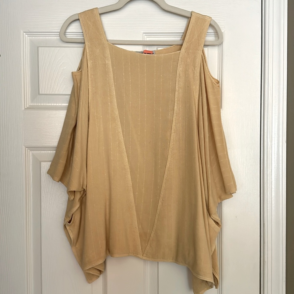 Top, cold shoulder.